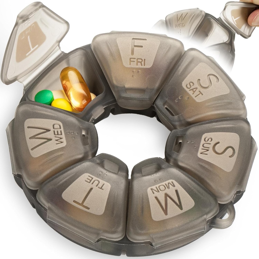 Organisateur hebdomadaire de pilules, TPU caoutchouteux, conteneur de pilules de voyage 7 jours, avec 7 grands compartiments, idéal pour les vitamines et suppléments quotidiens, coque de pilules mignonnes avec grandes lettres et braille (Grey)