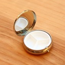 Boîte à pilules ronde en laiton de chat et de lune