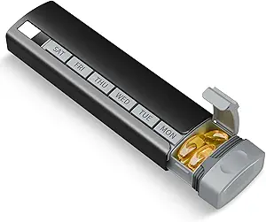 Organisateur de pilules de voyage hebdomadaire, 1 fois par jour, Mise à niveau de l'alliage d'aluminium de qualité supérieure Pill Box quotidien 7 jours, cas de pilule en métal portable, porte pilule mignon pour tenir les vitamines, médicaments, pilules, suppléments (noir)