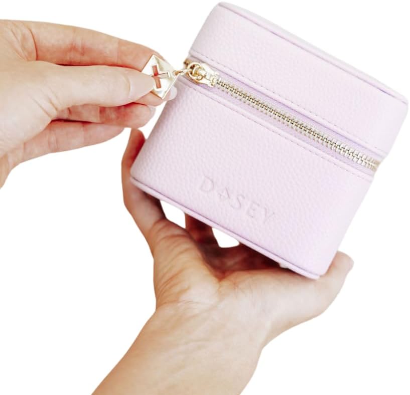 Dosey 14 Day Pill Organizer Case (Lilac) - Trousse de voyage personnelle de luxe pour pilules, médicaments et suppléments - AM & PM Pouches, convient jusqu'à 30 pilules - Livré avec 14 pilules gratuites - Cuir végétalien