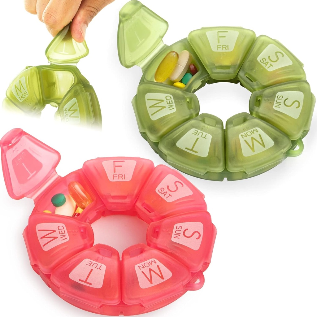 Round Weekly Pill Organizer, TPU caoutchouteux, Conteneur de pilules de voyage 7 jours, avec 7 grands compartiments, idéal pour les vitamines et suppléments quotidiens, coque de pilule mignonne avec grandes lettres et braille (2 pcs)