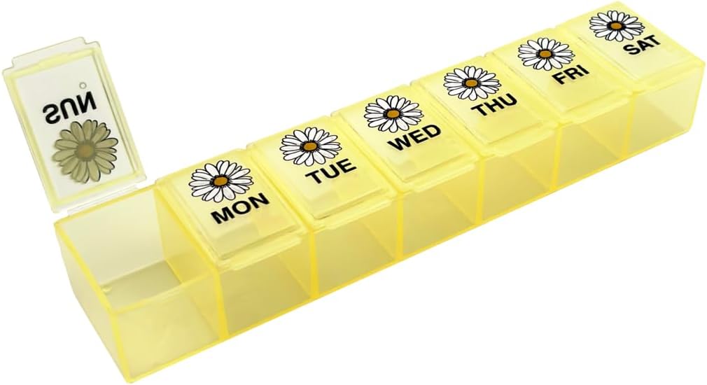 EZY DOSE Weekly (7-Day) Daily Pill Case, planificateur de médicaments, organisateur de vitamines, contenant de supplément, grands compartiments, Jaune Daisy Days Design, facile à ouvrir, voyage-friendly, sans BPA